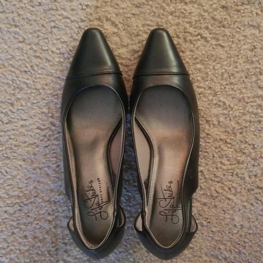 Life Stride Comfort Point Toe Kitten Heel